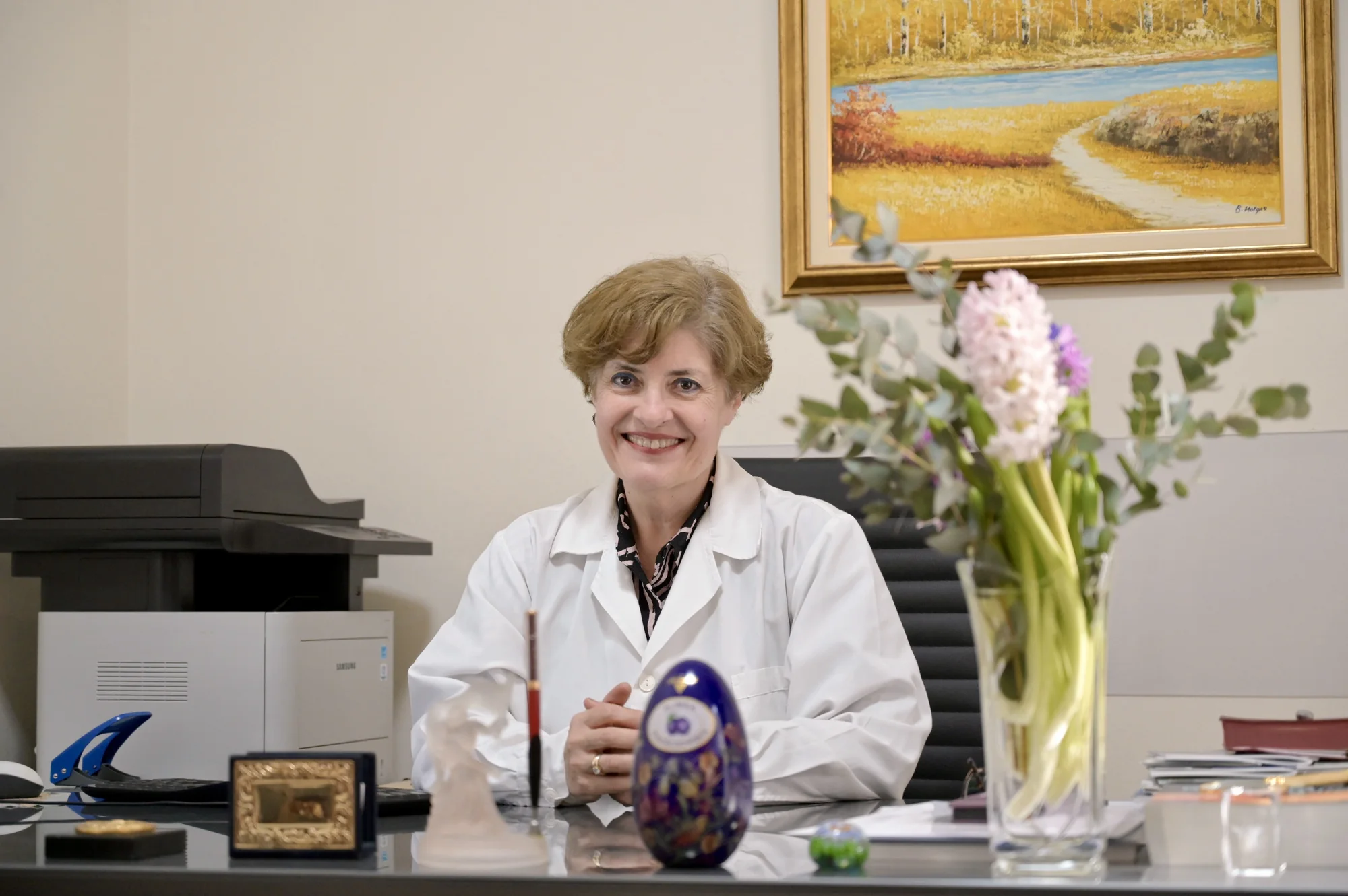 Η Ευσταθία Πασματζή MD, PhD στο γραφείο του ιατρείου της